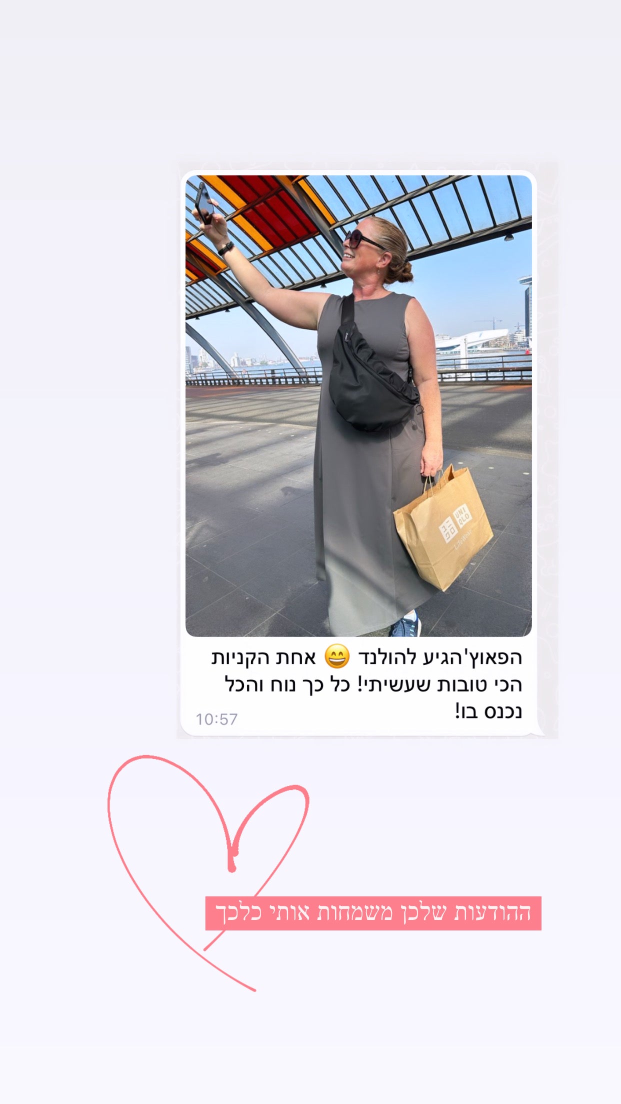 פאוץ' ורונה גדול שחור על כתף של לקוחה ברחובות אירופה – פאוץ' לנשים לטיולים ונסיעות