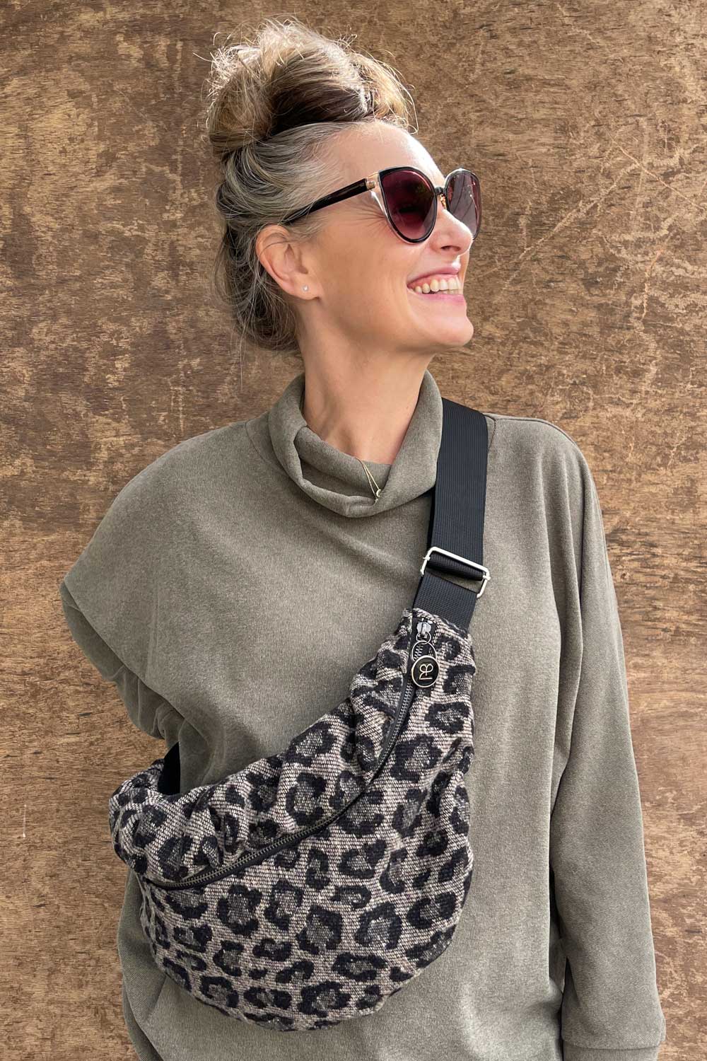 פאוץ׳ אלכס מצמר קשמיר מנומר – מבט קדמי.