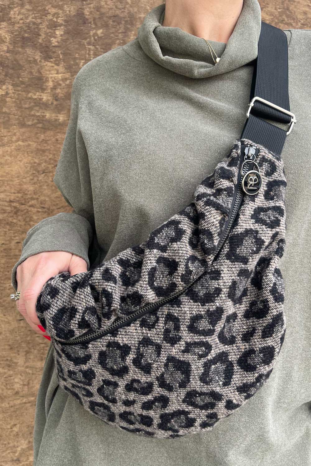 פאוץ׳ אלכס מנומר חאקי ושחור – עבודת יד, ייצור ישראלי.