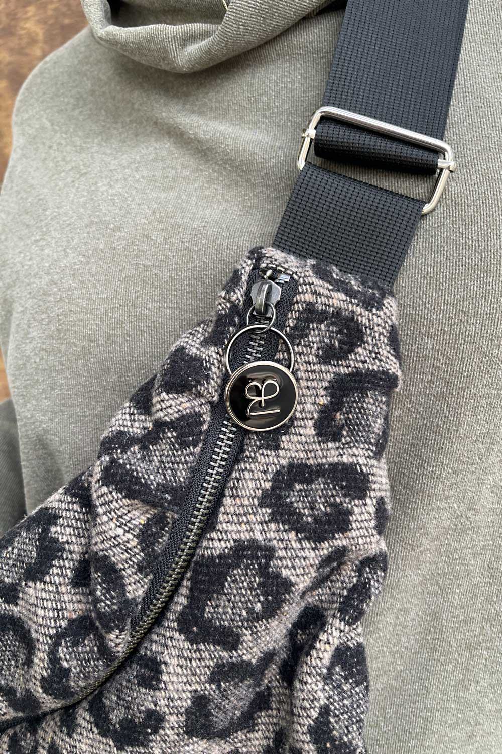 פאוץ׳ מנומר יוקרתי – אלכס בעיצוב עדי בקשי.