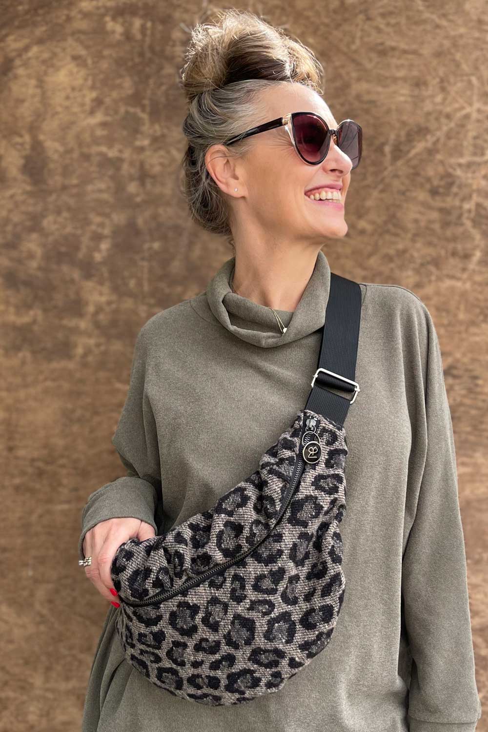 פאוץ׳ אלכס מצמר קשמיר מנומר – על כתף דוגמנית.