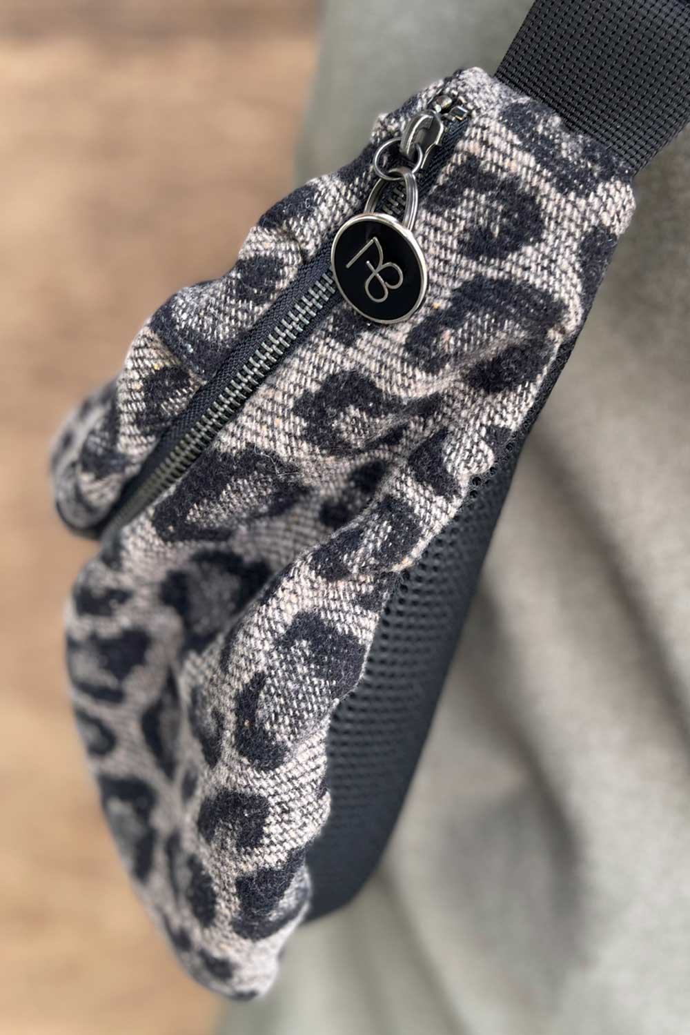 פאוץ׳ גדול לנשים מצמר קשמיר – גב מרופד ורצועה מתכווננת.