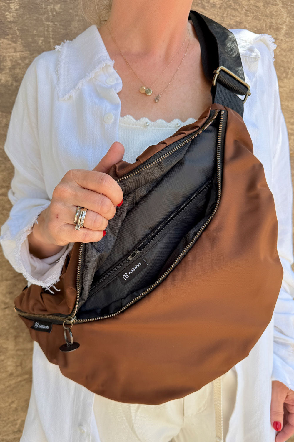 פאוץ׳ “בוניטה” – תא מרכזי מרווח ותא פנימי קטן.