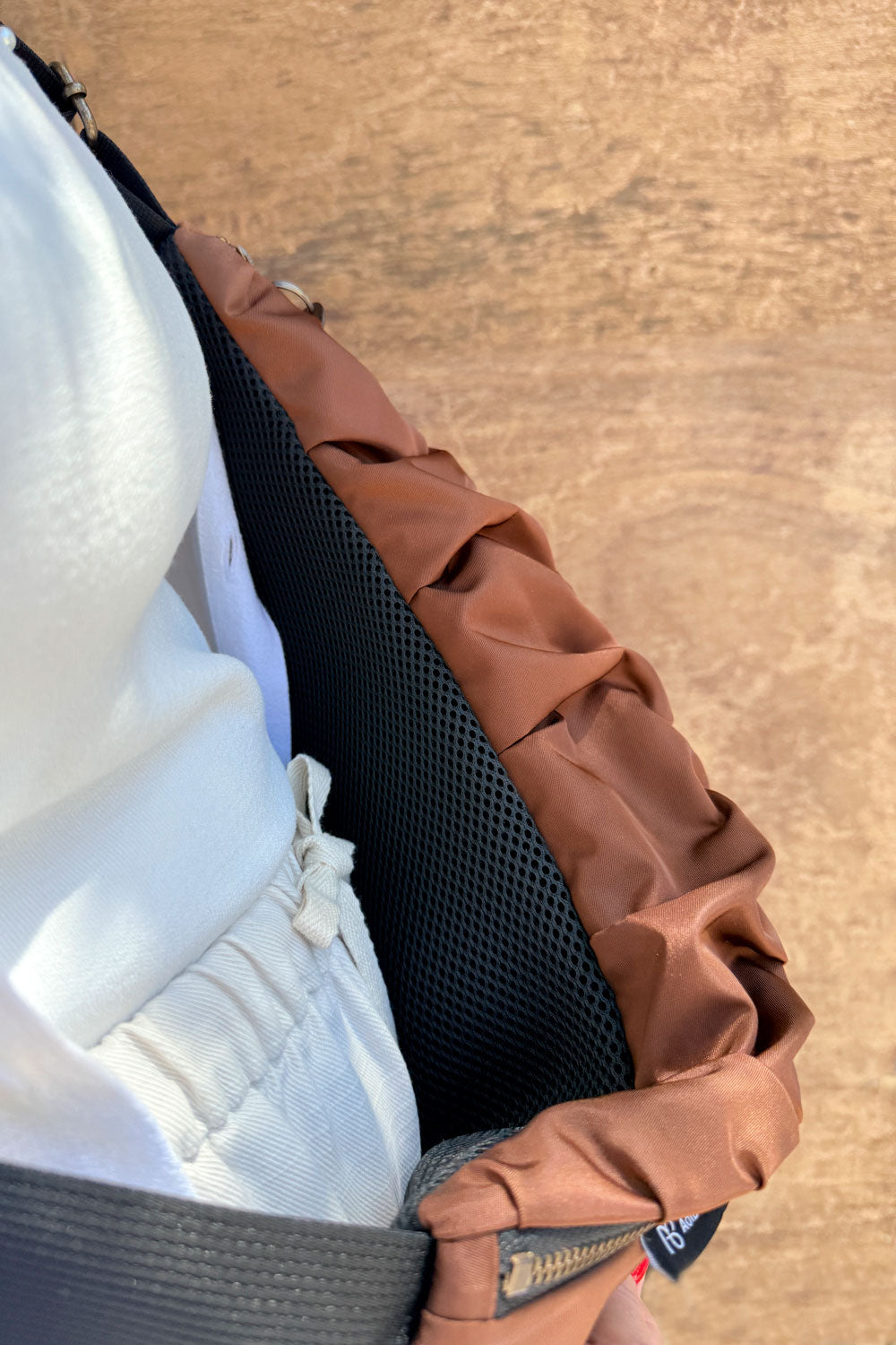 פאוץ׳ “בוניטה” – גב מרופד ברשת שחורה מאווררת.