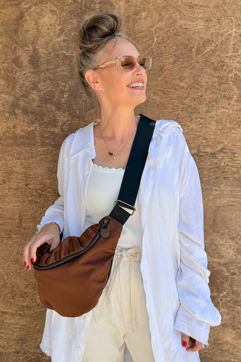 פאוץ׳ “בוניטה” לנשים – בד איטלקי יוקרתי בגוון חום שוקולד.