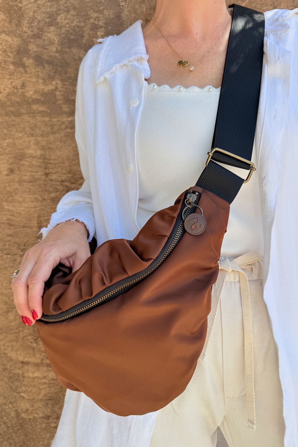 פאוץ׳ “בוניטה” – מבט קרוב על בד חום שוקולד עשיר.