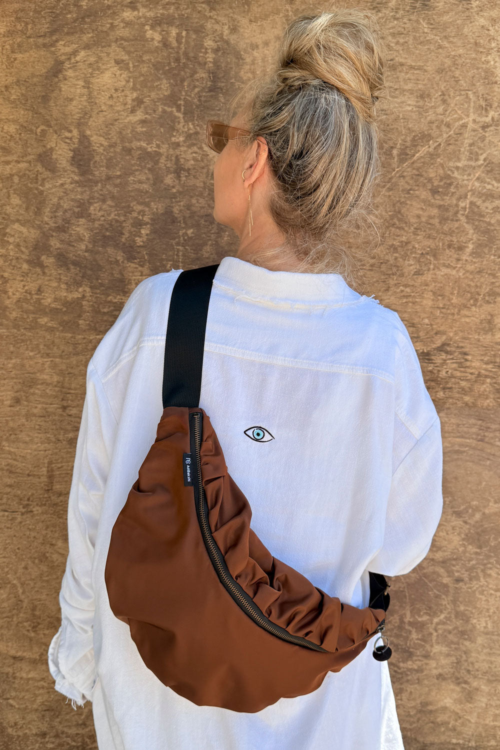 פאוץ׳ “בוניטה” – פאוץ׳ גדול אלגנטי בצבע חום כהה.