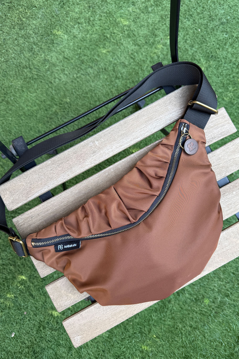 פאוץ’ נשים בוניטה קטן עם גב רשת מרופד ורצועה מתכווננת