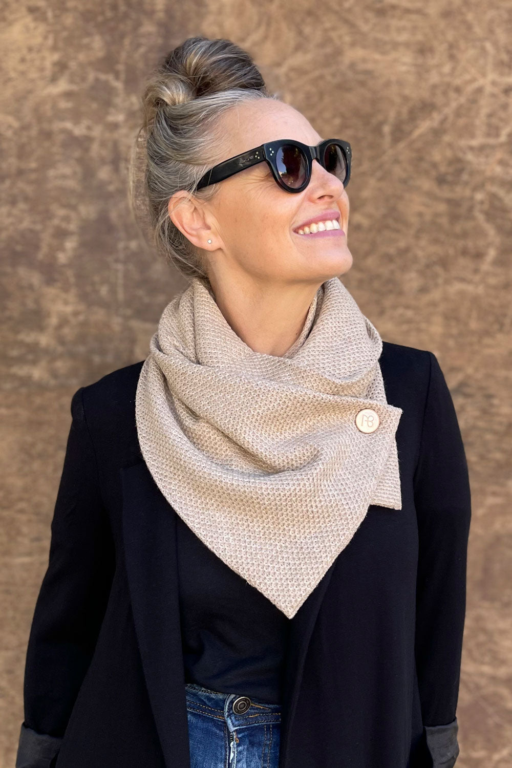 טקסטורת מעוינים סרוגה בצבע קאמל על צעיף ברנדה בסריגה צמרירית רכה