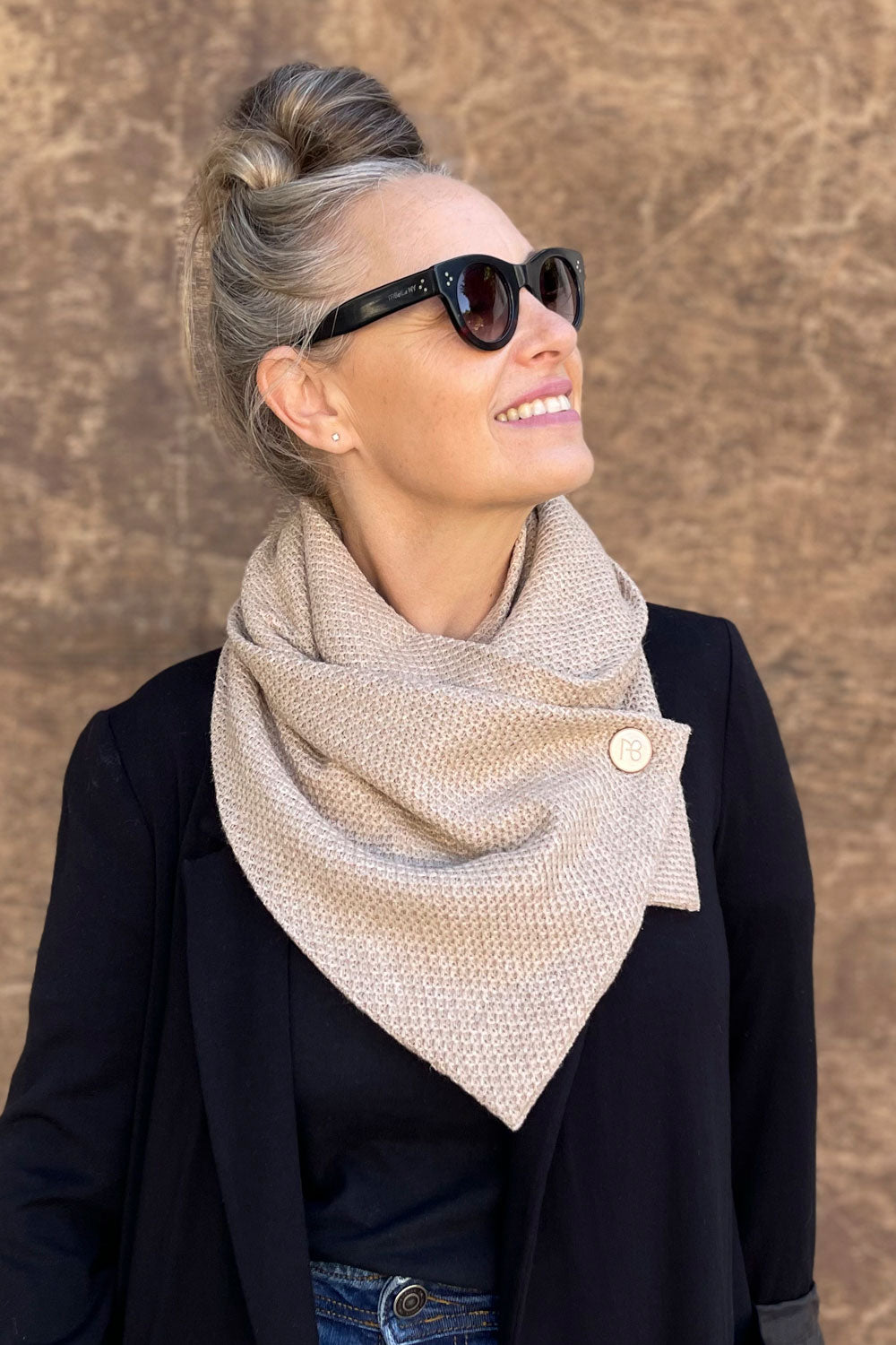 כפתור מתכת בגימור ראסט על צעיף סרוג ברנדה של Adi Bakshi