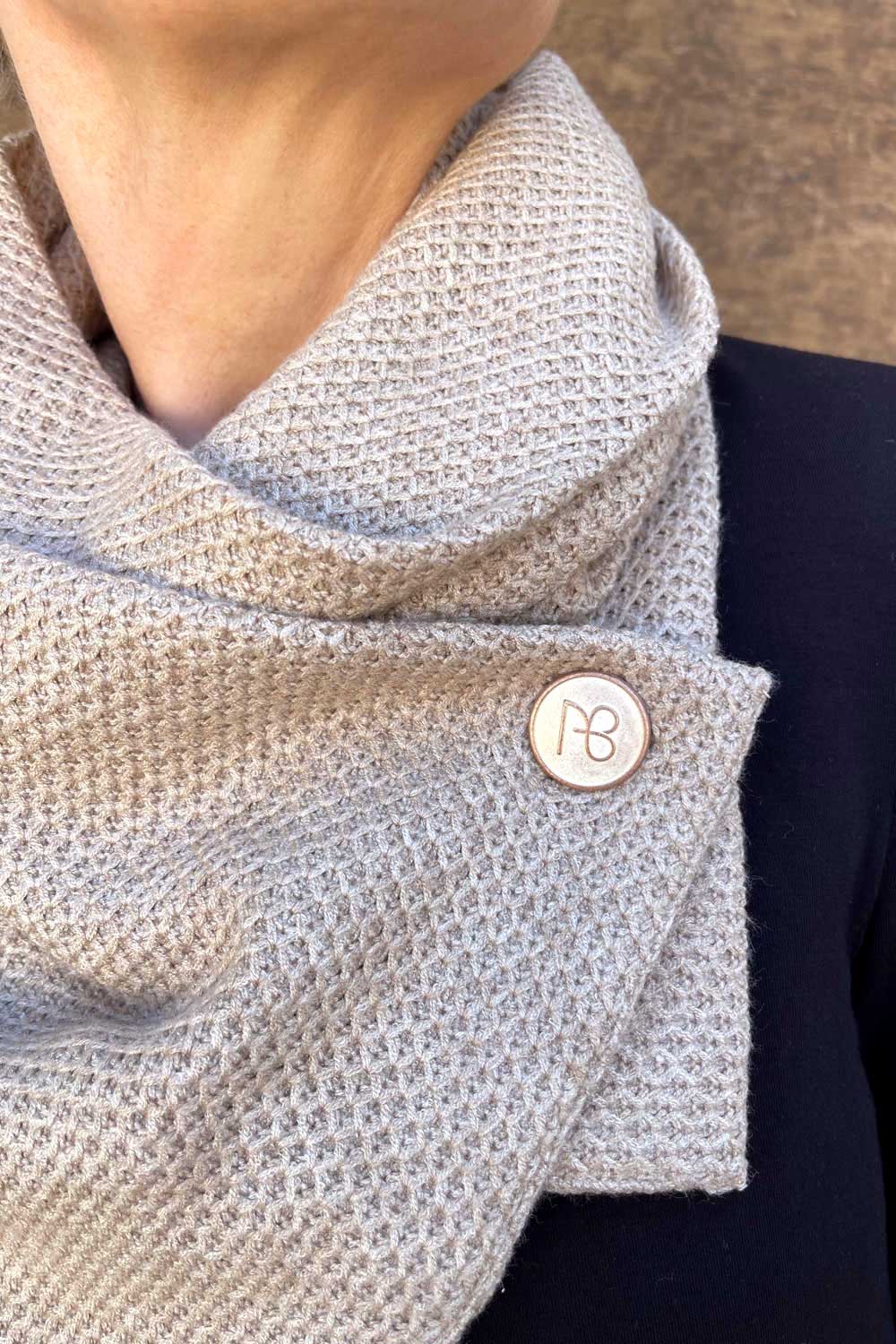 צעיף סרוג ברנדה בצבע קאמל עם טקסטורת מעוינים וכפתור מתכת בגימור ראסט