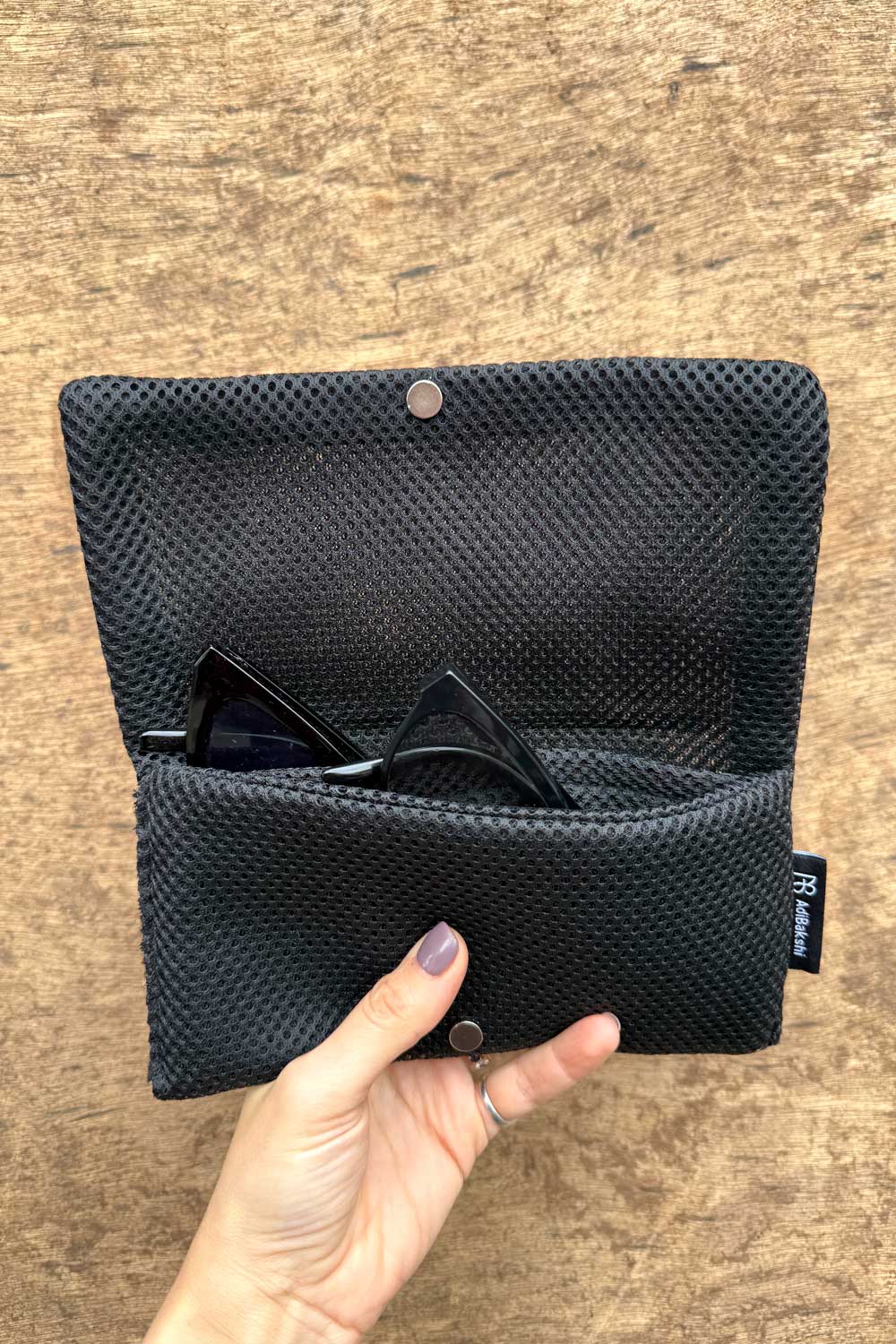 נרתיק משקפיים כפול כריסטינה שחור רשת מבית עדי בקשי – עיצוב ישראלי מינימליסטי ורך