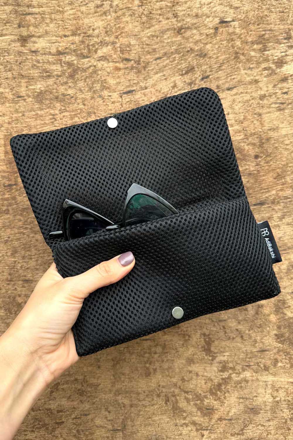 נרתיק משקפיים כפול כריסטינה שחור רשת מבית עדי בקשי – עיצוב ישראלי מינימליסטי ורך