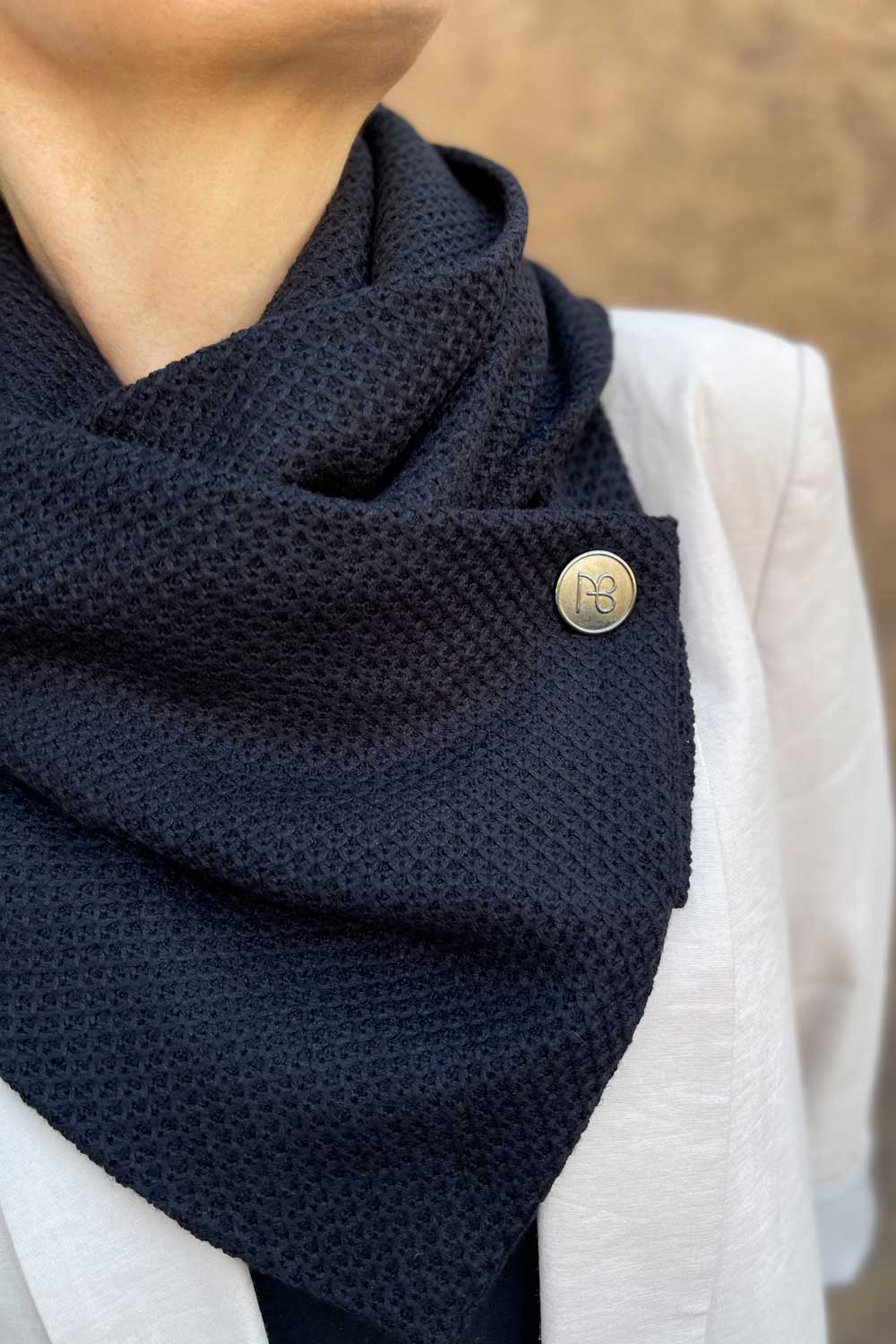 צעיף סרוג כריסטינה בצבע שחור עם טקסטורת מעוינים וכפתור לוגו איטלקי