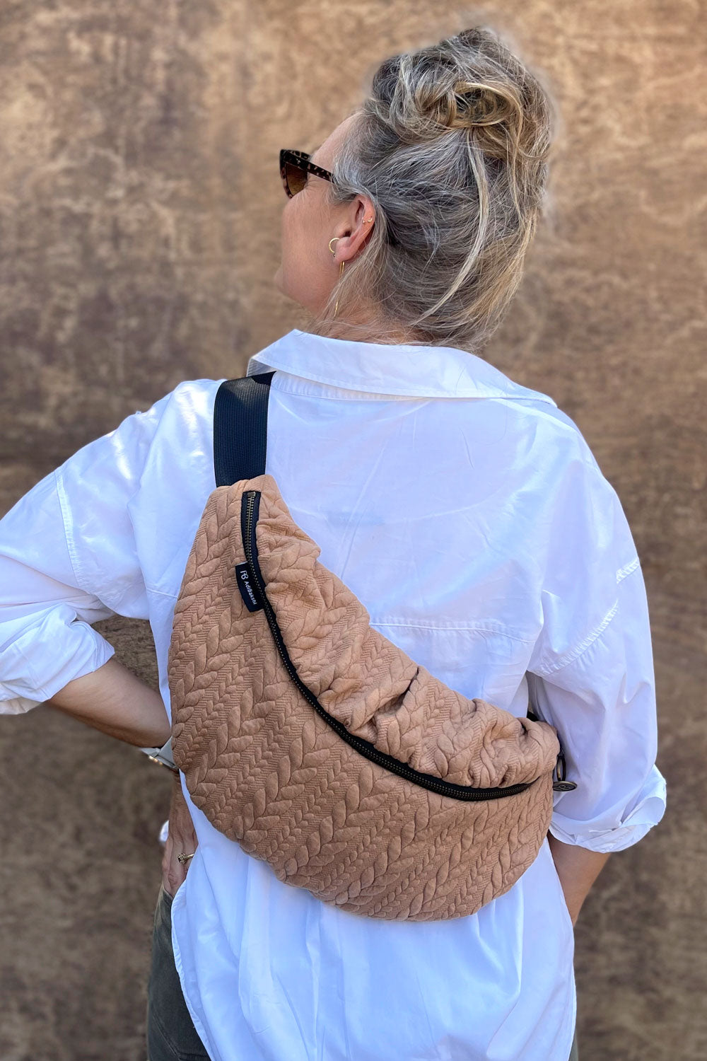 פאוץ׳ “קלייד” – שילוב עם לוק יומיומי קז’ואלי.