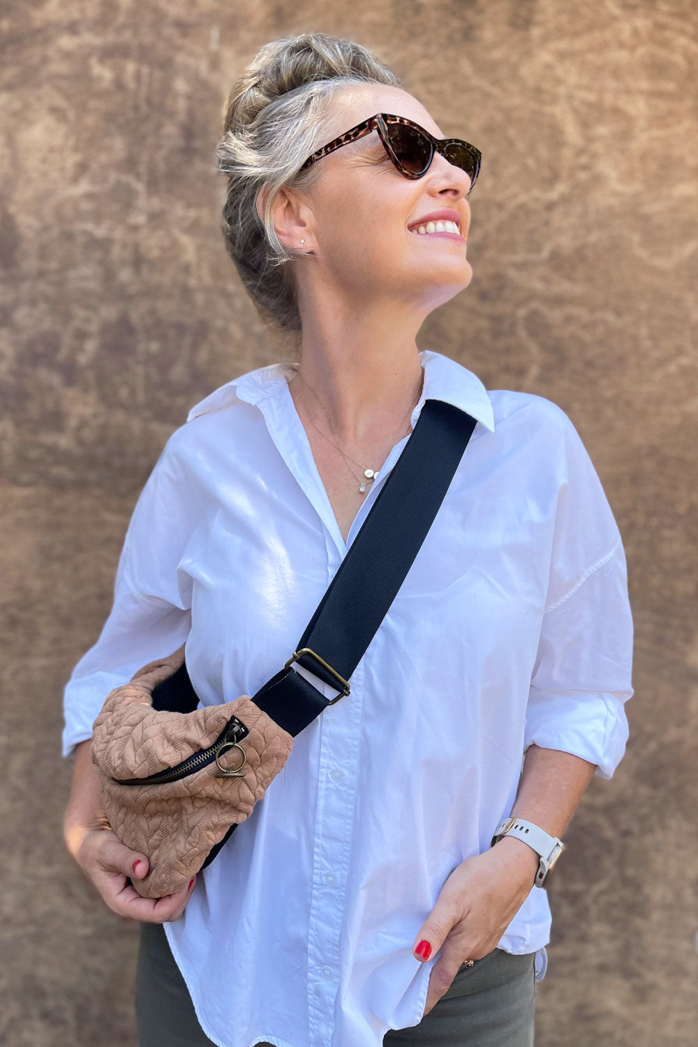 פאוץ׳ “קלייד” – גב מרופד ורצועה מתכווננת לנוחות מירבית.