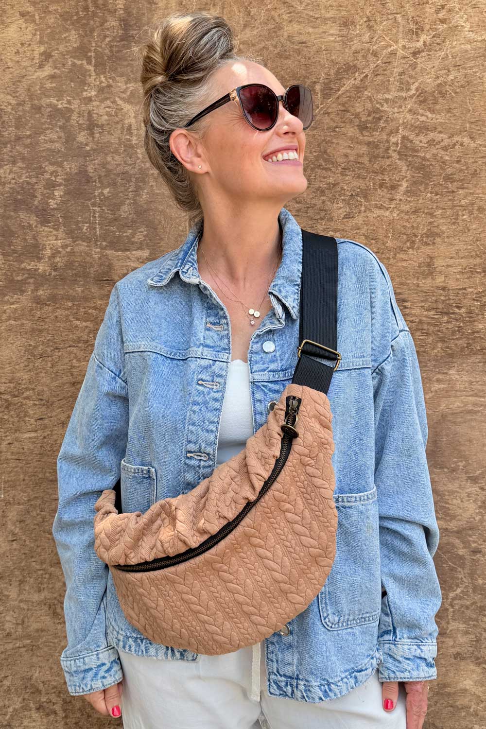 פאוץ׳ “קלייד” – פאוץ׳ גדול יוקרתי בצבע קאמל-חרדל.