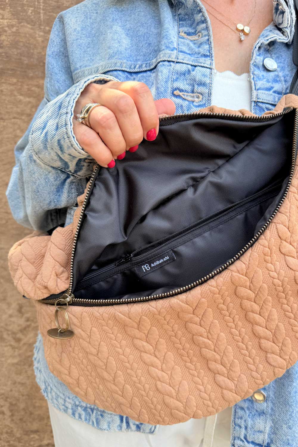 פאוץ׳ “קלייד” – תא מרכזי מרווח ותא פנימי קטן.