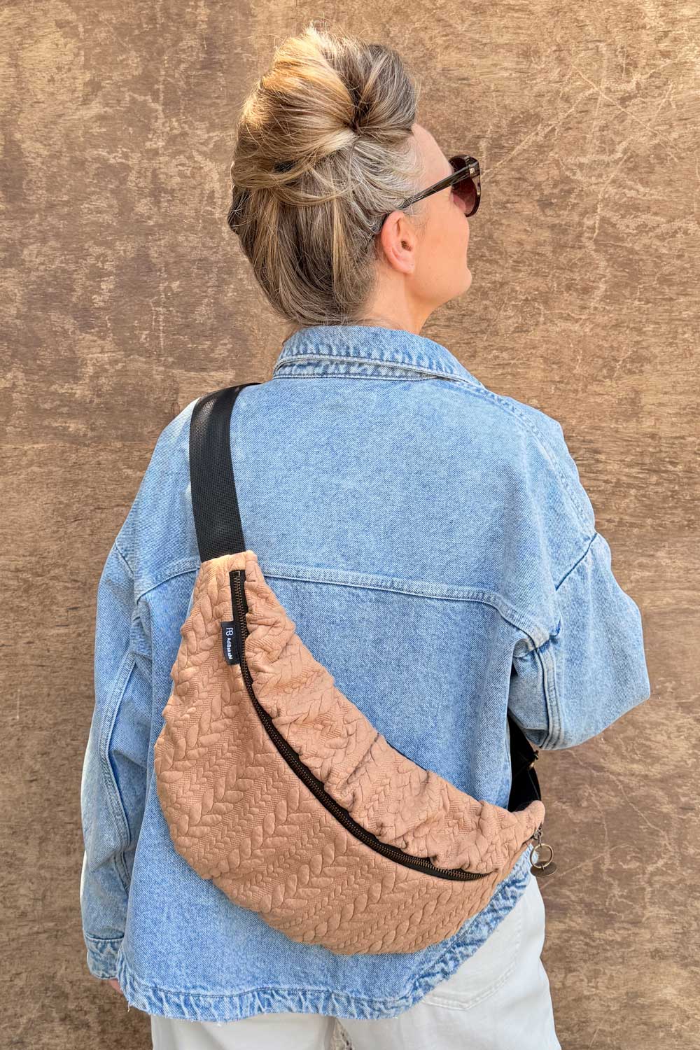 פאוץ׳ “קלייד” – תיק צד אופנתי לנשים בצבע חום-קאמל.