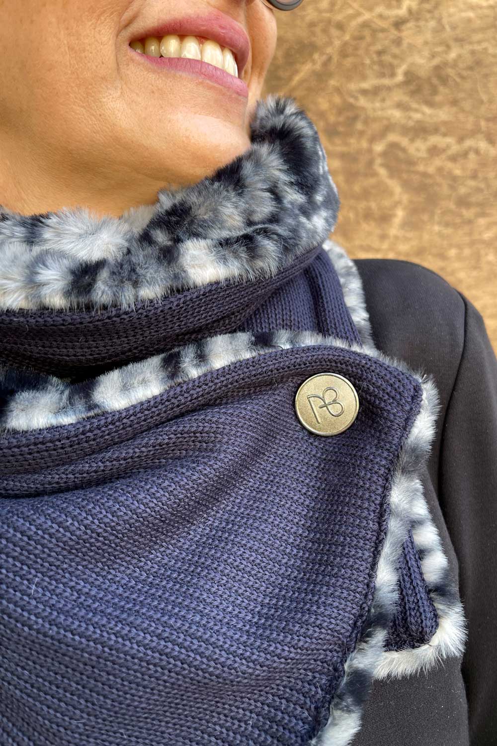 צעיף פרווה דו-צדדי אפרת