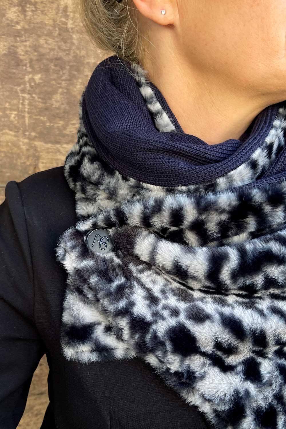 צעיף פרווה דו-צדדי אפרת