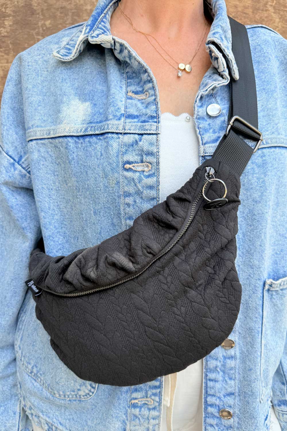 פאוץ׳ “עינב” קטן – מבט קרוב על הבד הרך והעשיר.