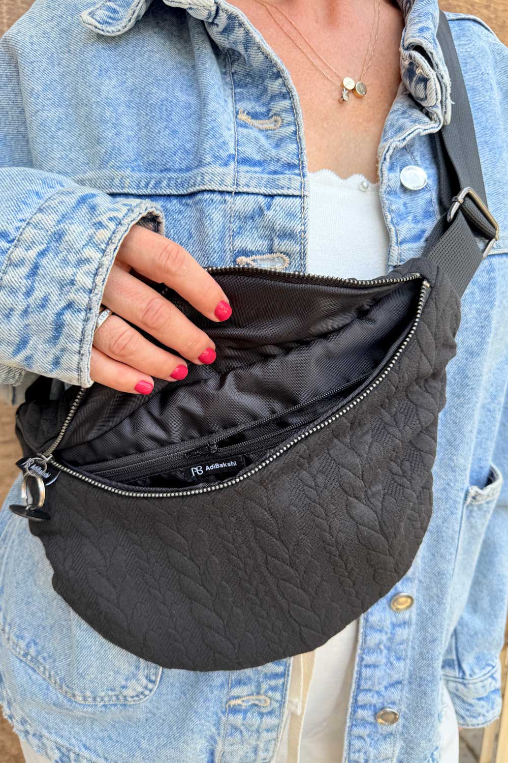 פאוץ׳ “עינב” קטן – תא מרכזי ותא פנימי עם רוכסן איכותי.