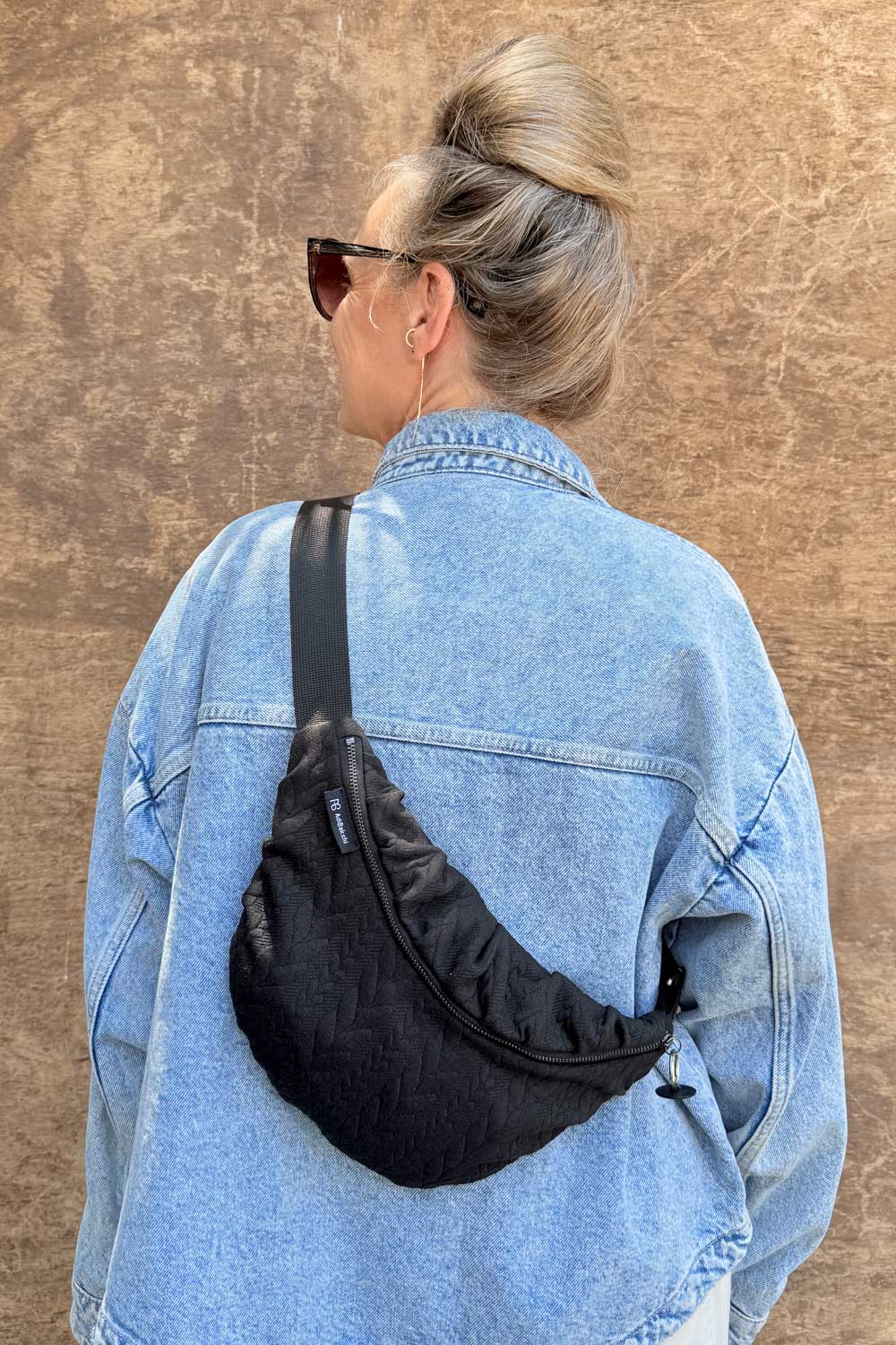 פאוץ׳ “עינב” קטן – פאוץ׳ שחור לטיולים ונסיעות.