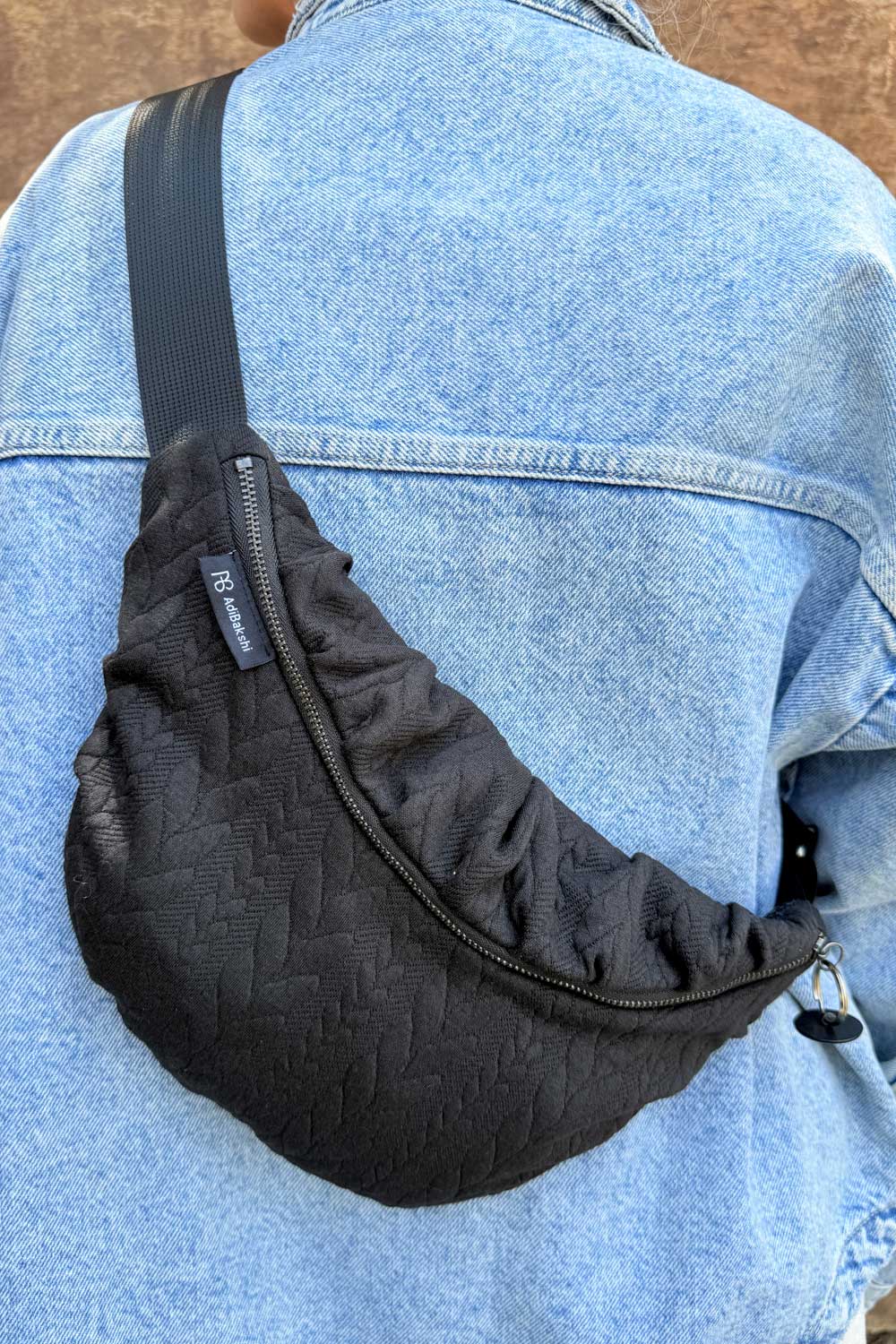 פאוץ׳ “עינב” קטן – טקסטורת צמות בצבע שחור פחם.