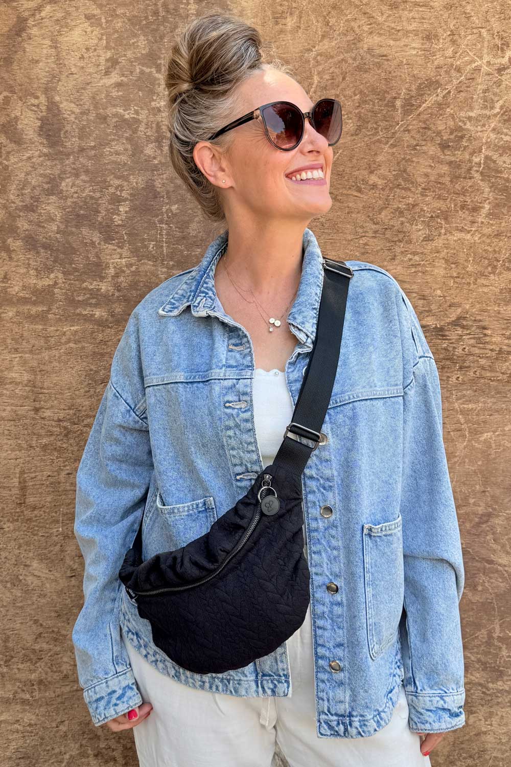 פאוץ׳ “עינב” קטן – תיק צד קטן לנשים עם רצועה מתכווננת.