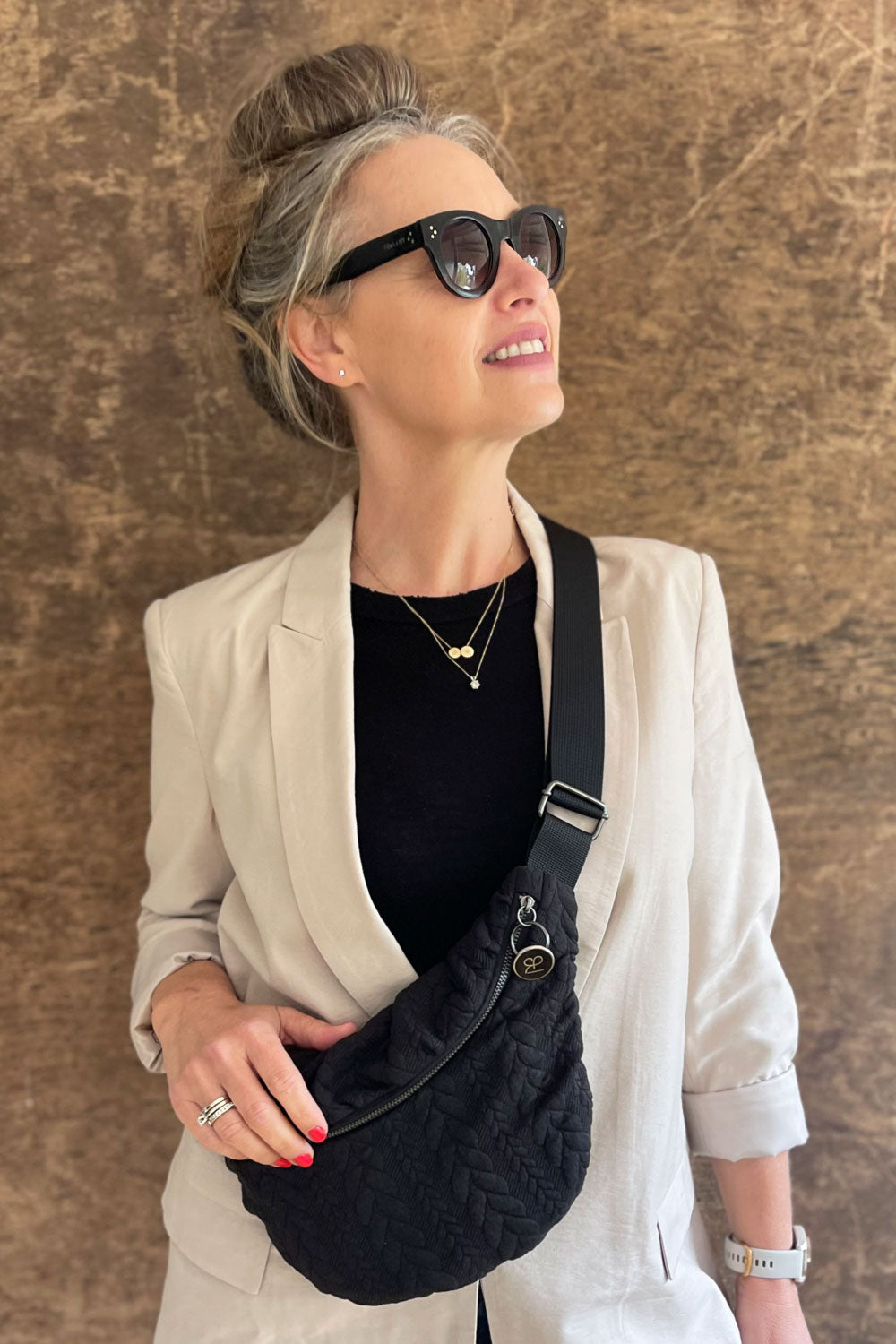 פאוץ׳ “עינב” קטן – צילום סטיילינג עם ג׳קט אופוויט.