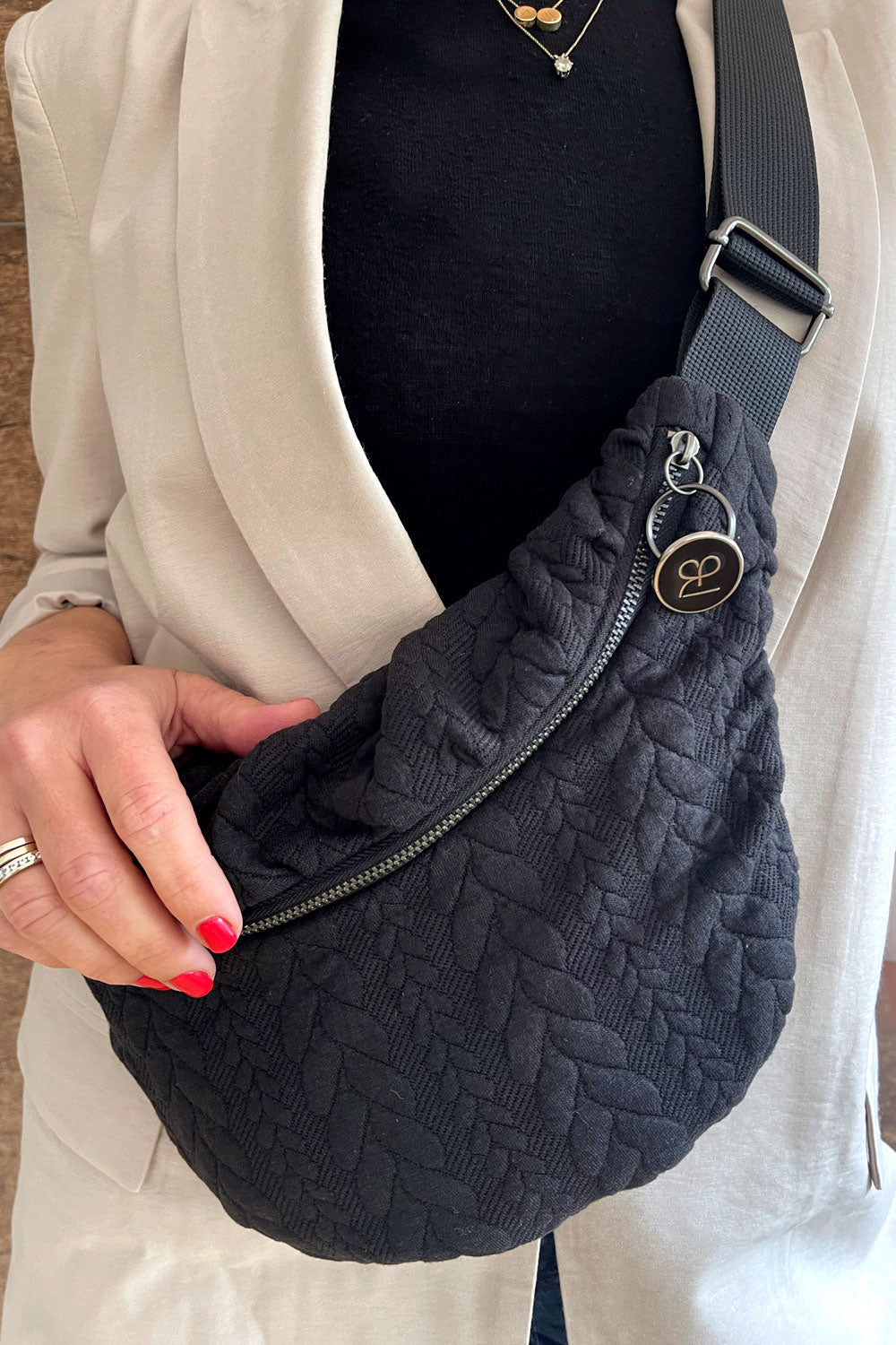 פאוץ׳ “עינב” קטן – מבט המדגיש את טקסטורת הצמות.