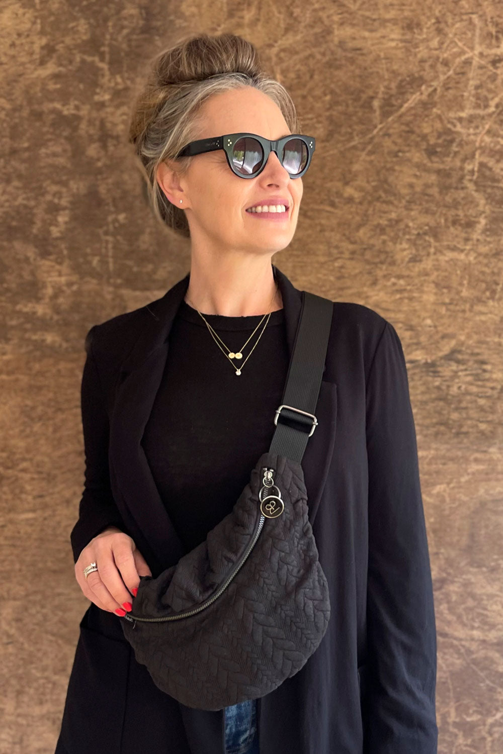 פאוץ׳ “עינב” קטן – שילוב עם לוק יומיומי שחור