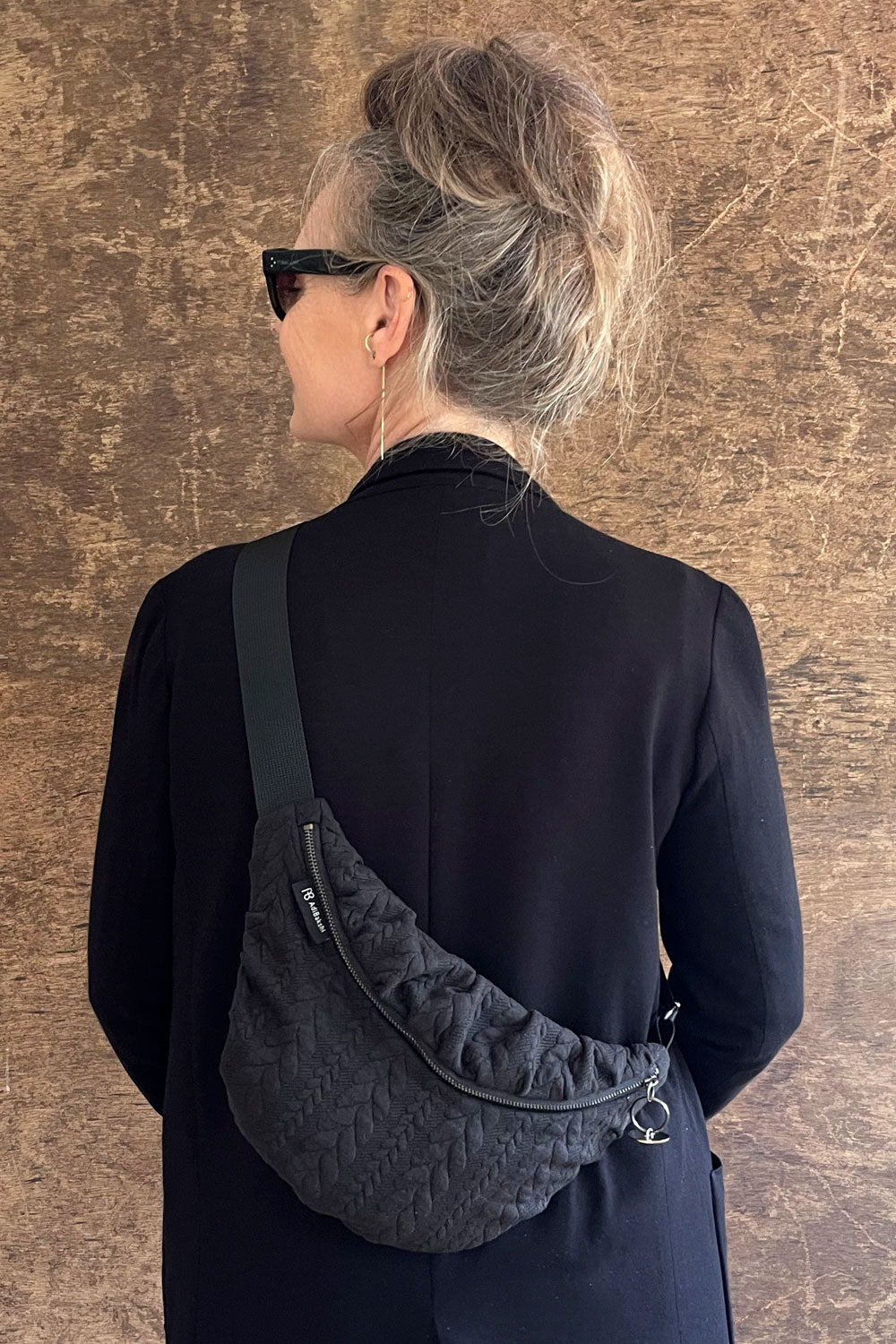 פאוץ׳ “עינב” קטן – מבט גב המדגיש את טקסטורת הצמות.