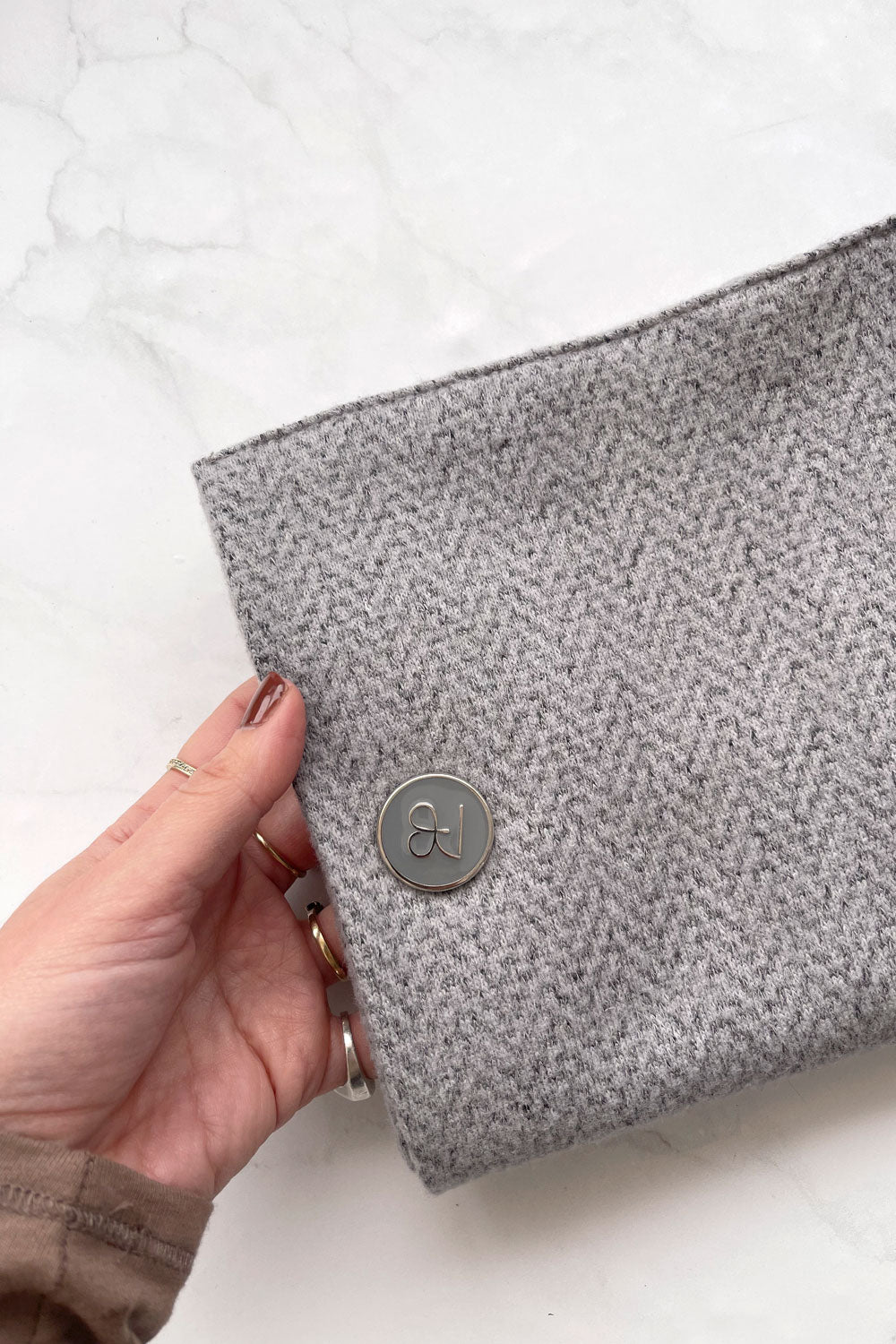 צעיף לגבר | צעיף אפור | מתנה צעיף | עדי בקשי