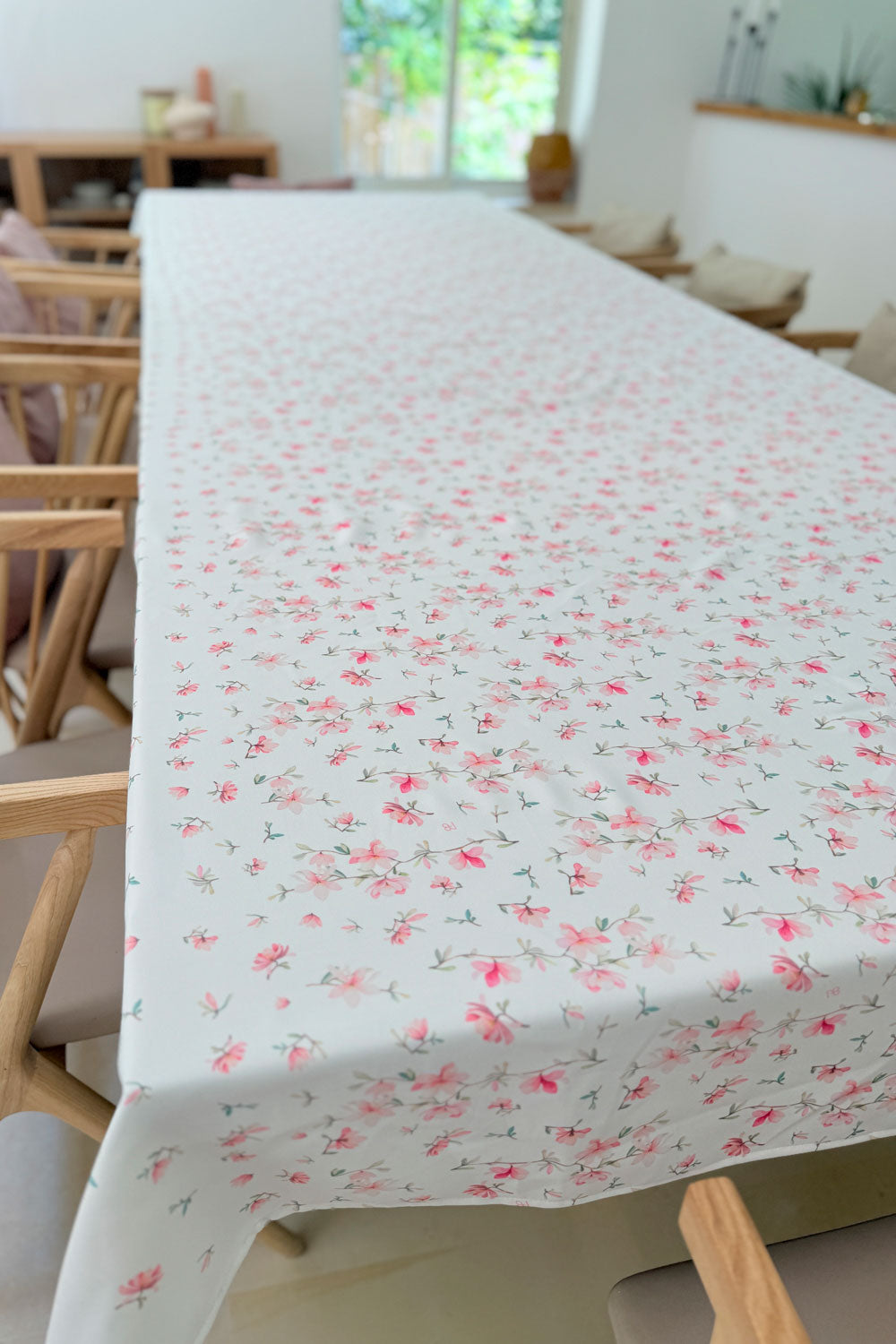 מפת שולחן גבריאלה בהדפס פריחת סאקורה עדינה על רקע שמנת