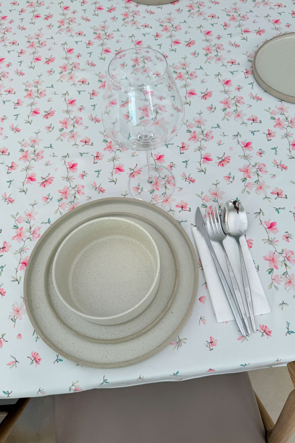 מפת שולחן גבריאלה פרוסה על שולחן עץ עם כלי אוכל יוקרתיים