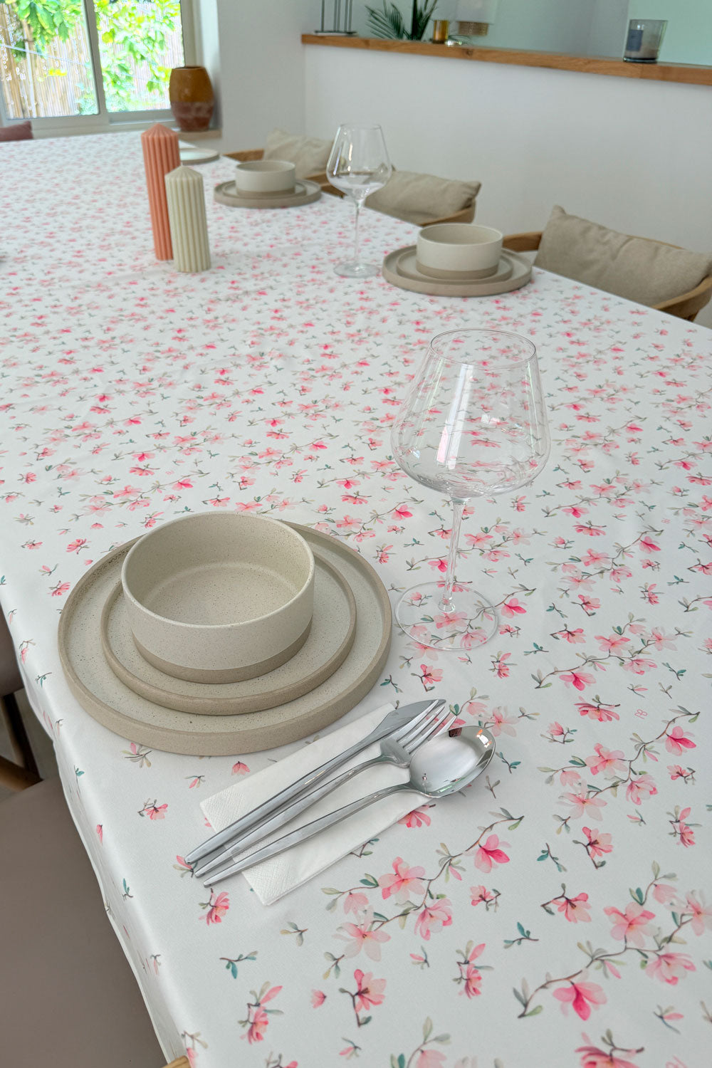 סטיילינג שולחן חגיגי עם מפת שולחן גבריאלה וכלי אוכל תואמים