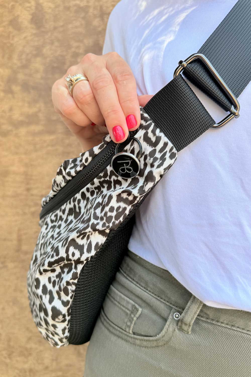 תקריב על רוכסן פאוץ׳ גיל – גימור איכותי ונקי