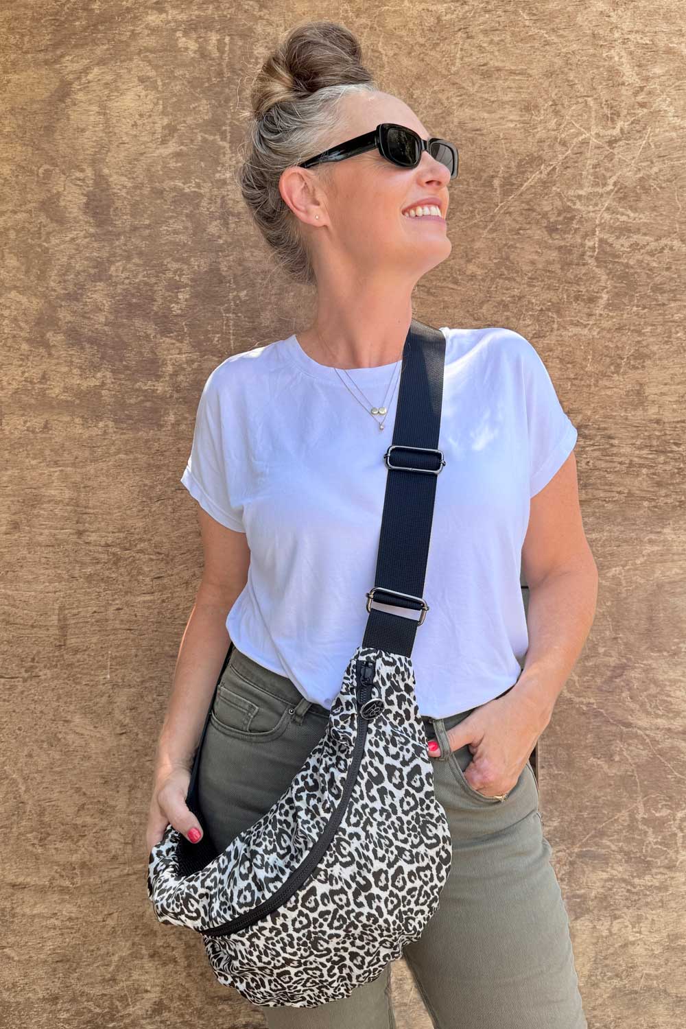 פאוץ׳ גיל עם רצועה מתכווננת לנשיאה נוחה לאורך כל היום