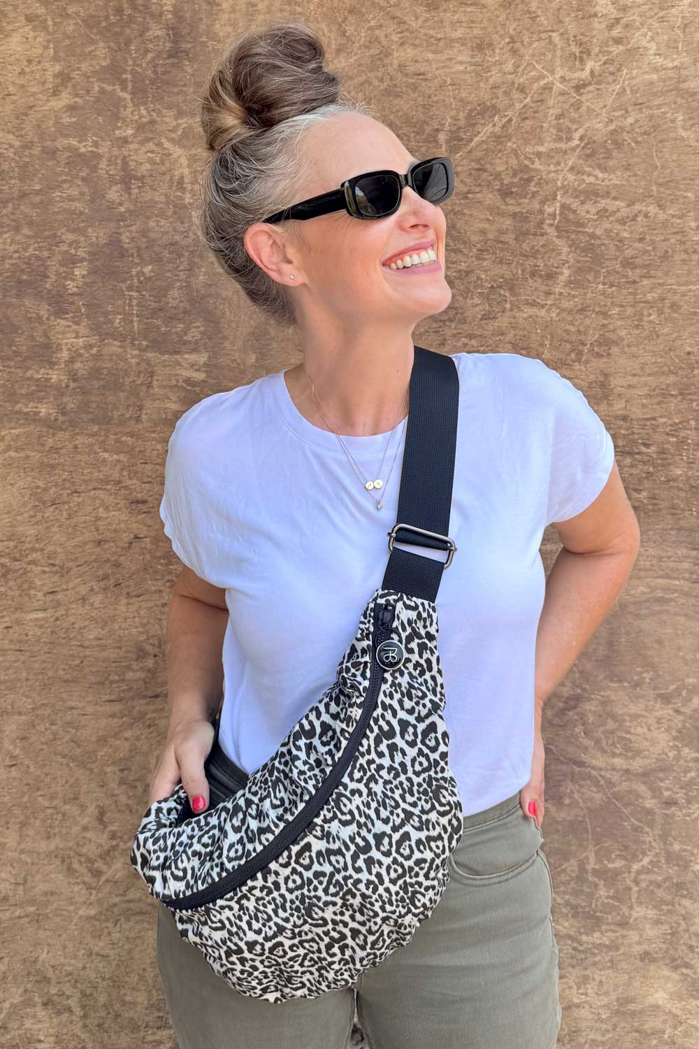 פאוץ׳ גיל – מבט קדמי על פאוץ׳ מנומר אפור‑שחור גדול