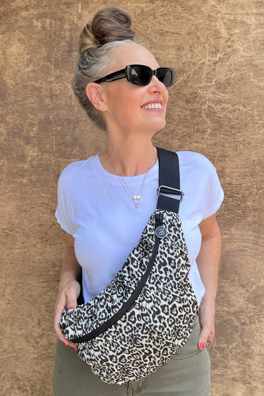 פאוץ׳ נשים גדול עם הדפס מנומר מונוכרומטי – תצוגה על גוף