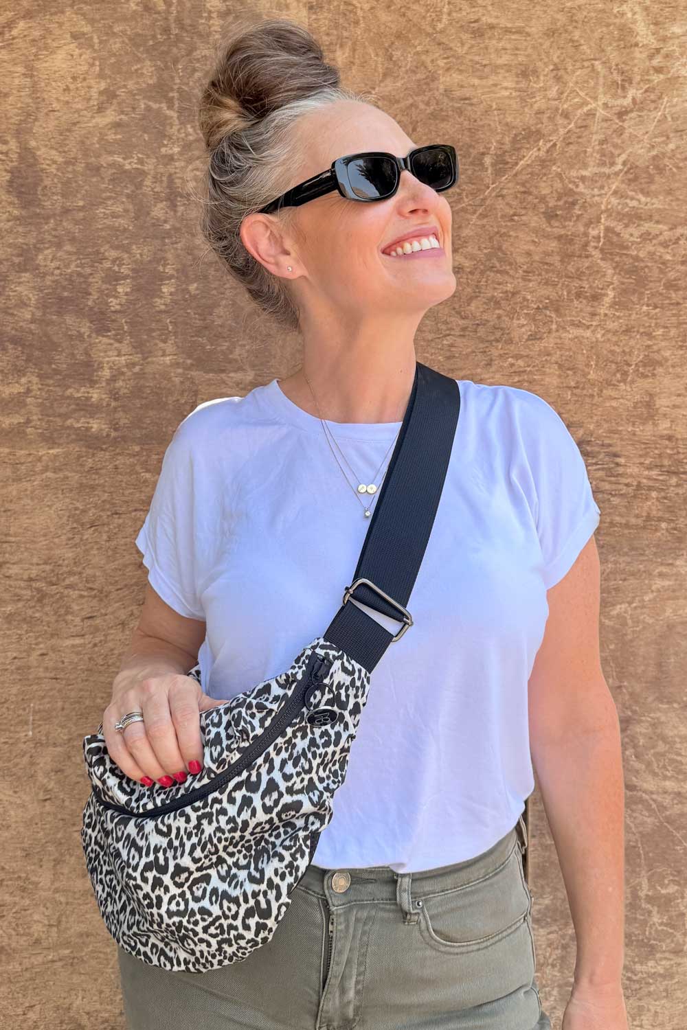 גב פאוץ׳ גיל מרופד ומאוורר לנוחות נשיאה ממושכת