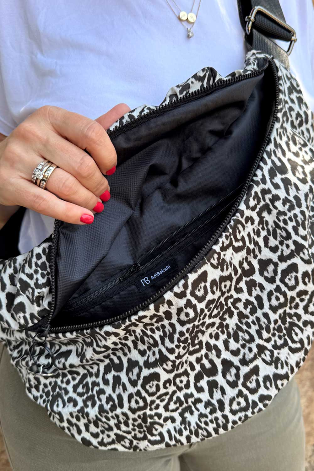 תא פנימי בפאוץ׳ גיל לאחסון פריטים קטנים ובטוחים