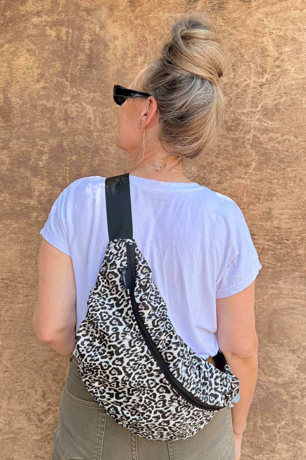 פאוץ׳ גיל מוצג כתיק גב אופנתי ליום‑יום ולנסיעות