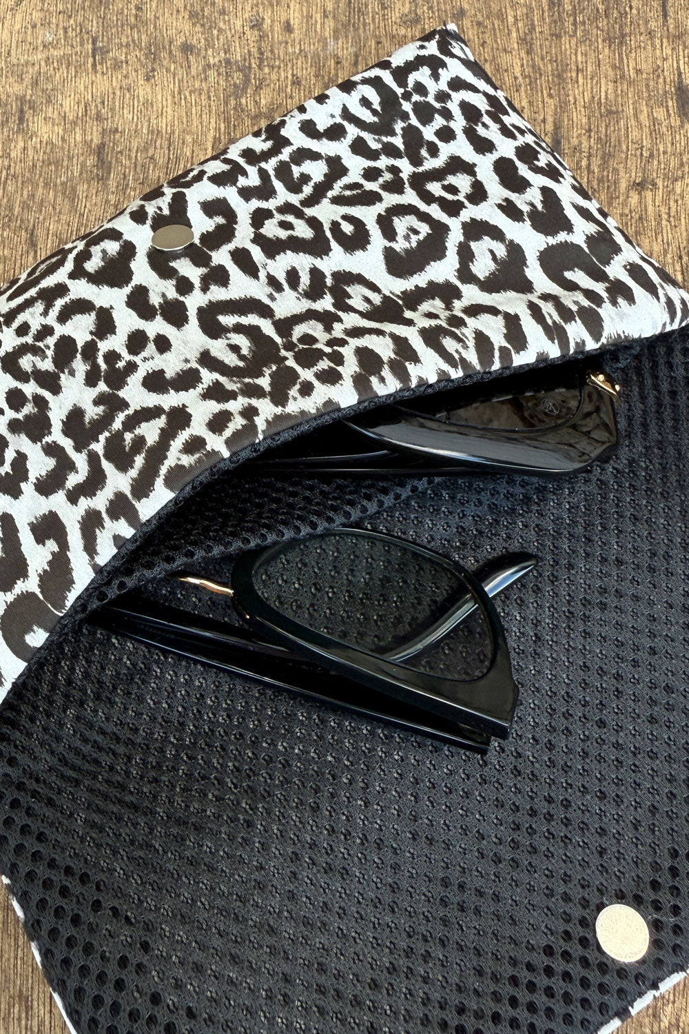 נרתיק משקפיים מנומר שחור־אפור – עיצוב אורבני ייחודי בעבודת יד דגם גיל