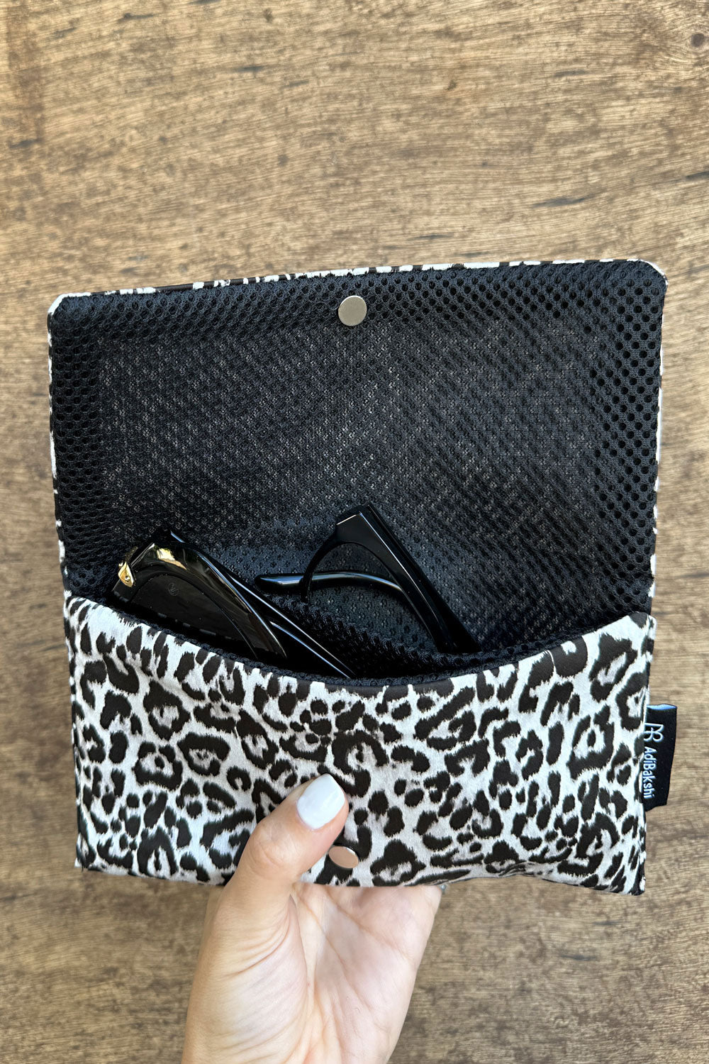 כיסוי משקפיים כפול לנשים – מנומר מונוכרומטי טרנדי ושיקי מבית עדי בקשי