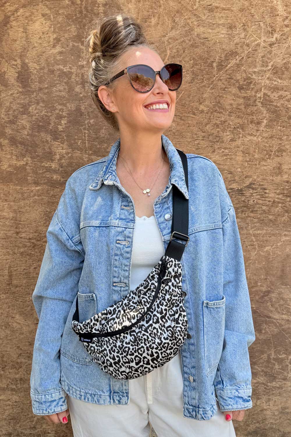 פאוץ׳ “גיל” קטן – תיק צד קטן לנשים עם רצועה מתכווננת.