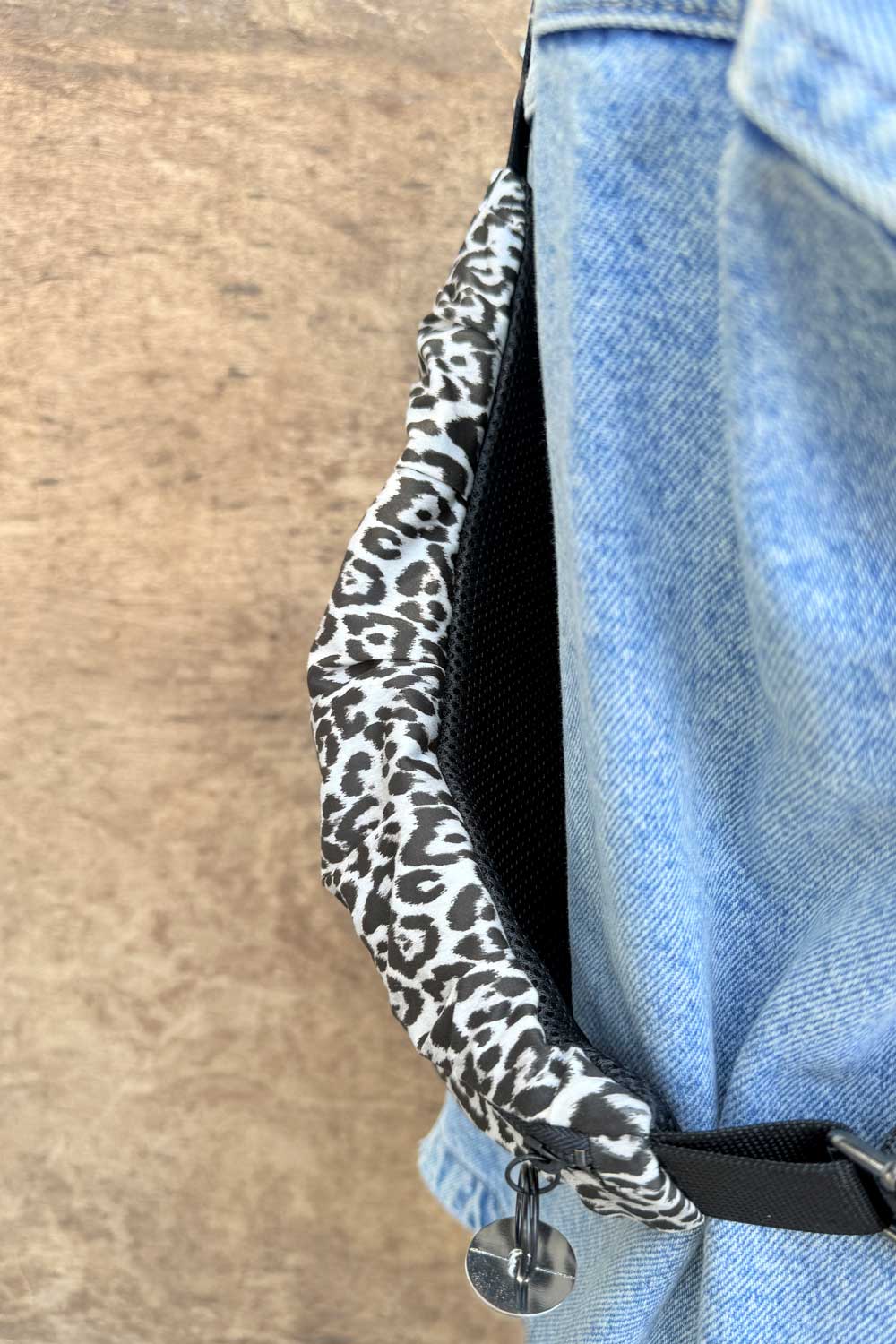 פאוץ׳ “גיל” קטן – גב מרופד ברשת שחורה מאווררת.