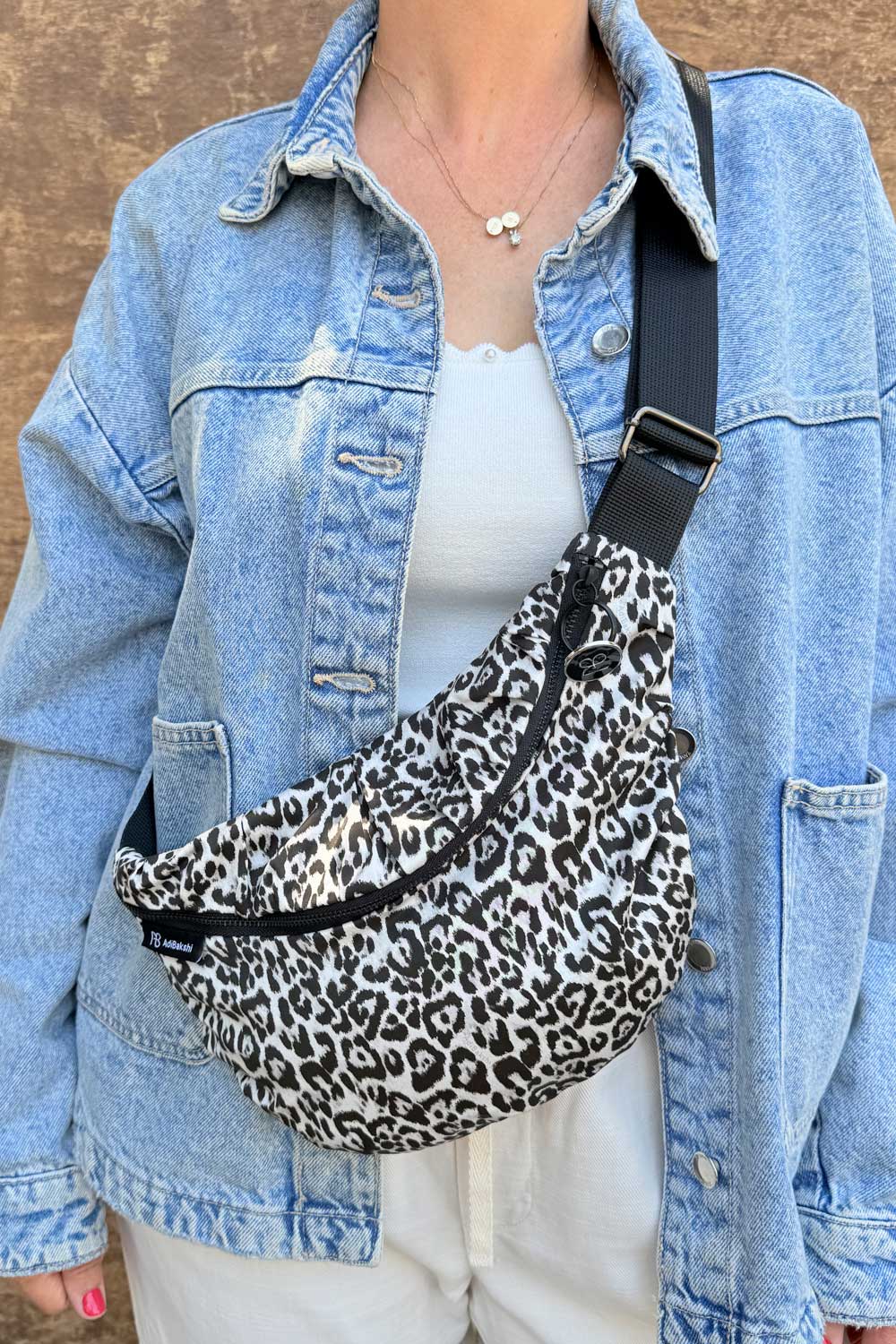 פאוץ׳ “גיל” קטן – מבט קרוב על בד כותנה איכותי עם הדפס מנומר.